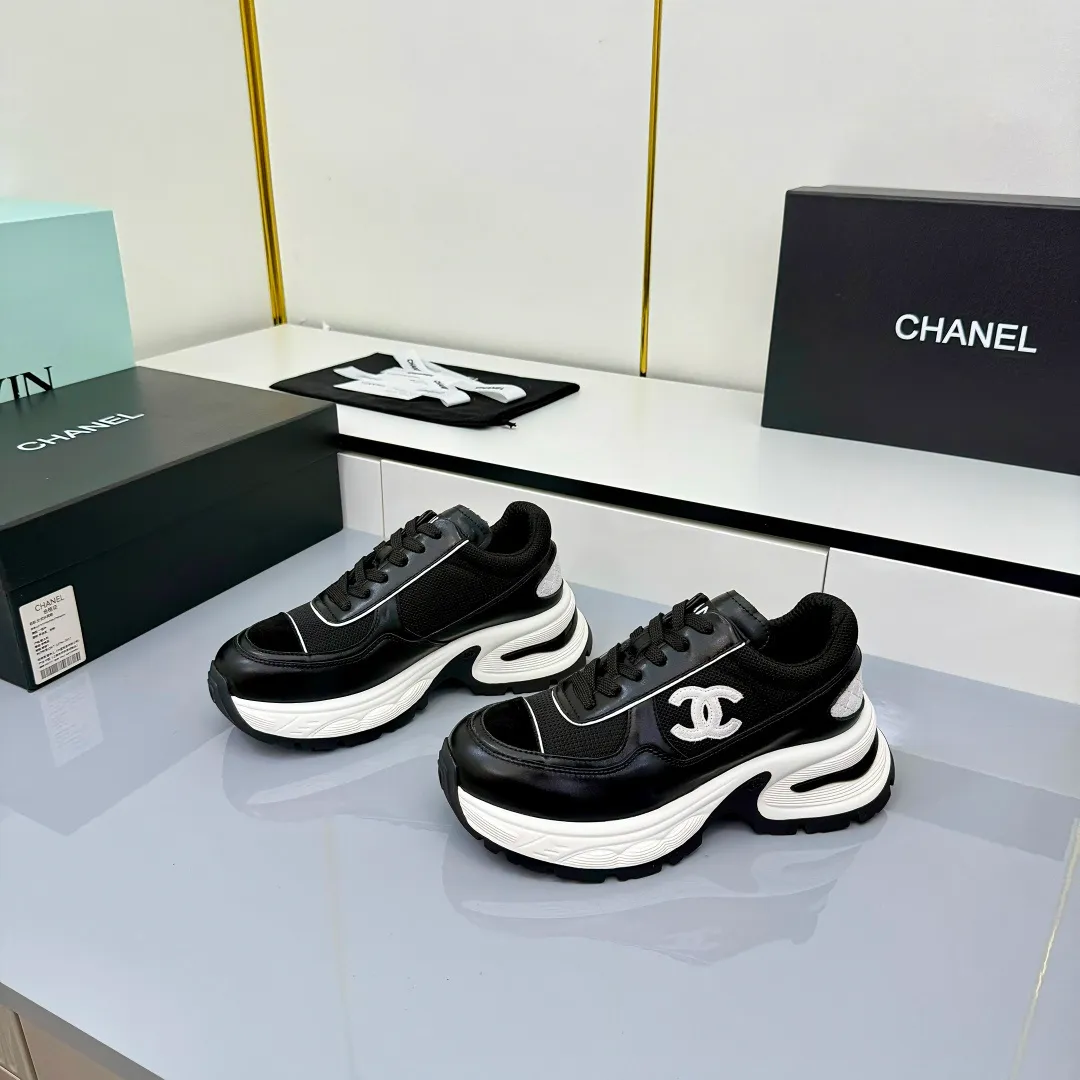 👟👟Ex-factory price 700👟👟 Chanel casual small leather shoes ~ original calfskin panda shoes Chanel 25C latest hot style panda black and white sports shoes casual sneakers small fragrance hot item classic black and white panda color coco girls must pay for it Fabric: original customized first-layer cowhide Inner: original imported breathable mesh lining Outsole: Original molded rubber + TPU combination Size: Women's 35-41
